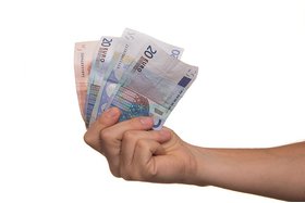 ¿Cómo conseguir un anticipo de nómina? Prestamista realizando un anticipo de nómina